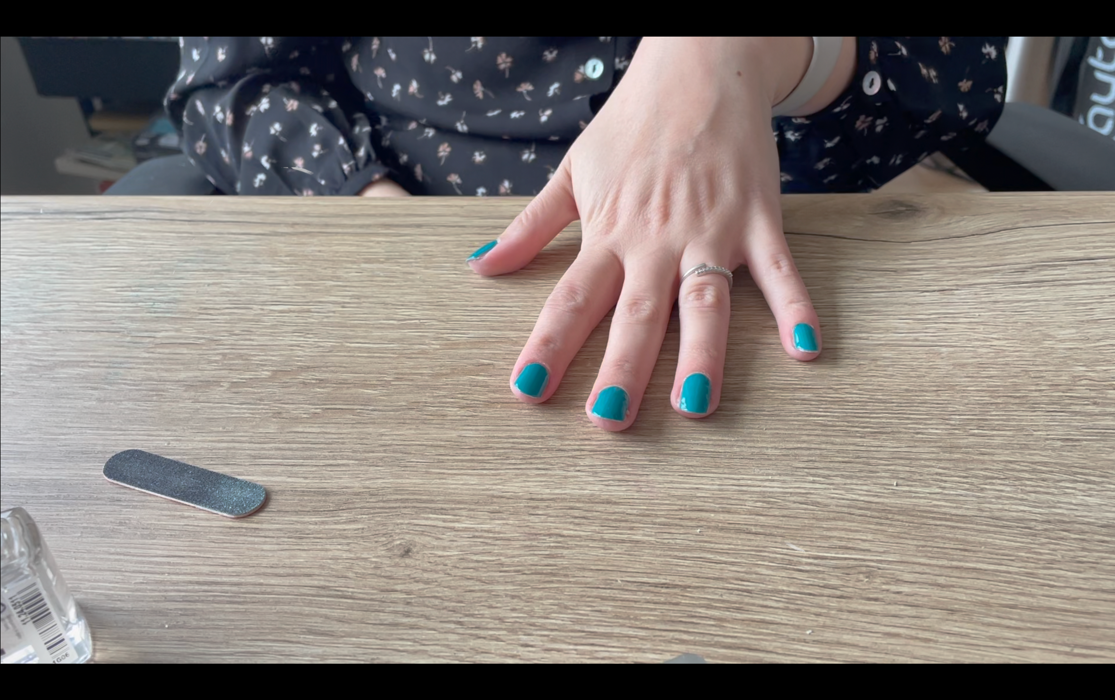 Video laden: Video showing the process of applying nail wraps